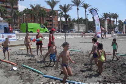 La edición de veranos de Hoy por hoy cuelga el bañador y prepara el traje de lunares para cambiar los días de playa por la Feria.