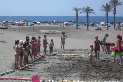 La edición de veranos de Hoy por hoy cuelga el bañador y prepara el traje de lunares para cambiar los días de playa por la Feria.