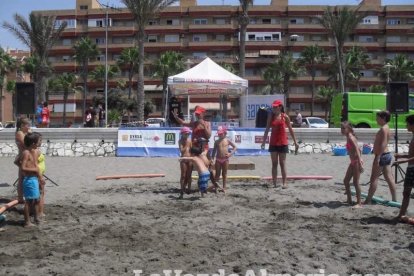 La edición de veranos de Hoy por hoy cuelga el bañador y prepara el traje de lunares para cambiar los días de playa por la Feria.