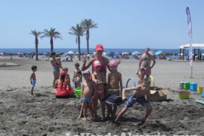 La edición de veranos de Hoy por hoy cuelga el bañador y prepara el traje de lunares para cambiar los días de playa por la Feria.