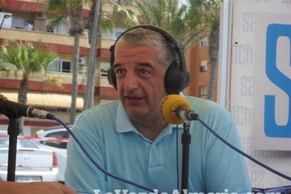 La edición de veranos de Hoy por hoy cuelga el bañador y prepara el traje de lunares para cambiar los días de playa por la Feria.