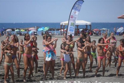 La edición de veranos de Hoy por hoy cuelga el bañador y prepara el traje de lunares para cambiar los días de playa por la Feria.