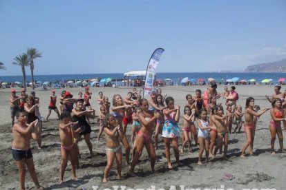 La edición de veranos de Hoy por hoy cuelga el bañador y prepara el traje de lunares para cambiar los días de playa por la Feria.