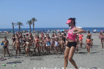La edición de veranos de Hoy por hoy cuelga el bañador y prepara el traje de lunares para cambiar los días de playa por la Feria.