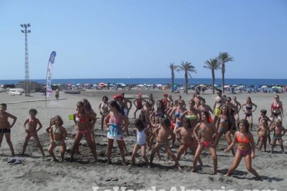 La edición de veranos de Hoy por hoy cuelga el bañador y prepara el traje de lunares para cambiar los días de playa por la Feria.