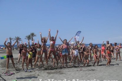 La edición de veranos de Hoy por hoy cuelga el bañador y prepara el traje de lunares para cambiar los días de playa por la Feria.
