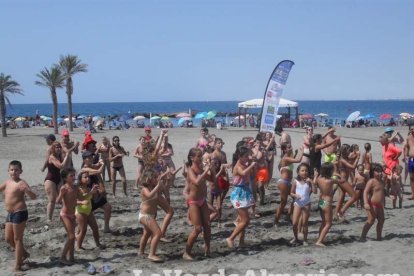 La edición de veranos de Hoy por hoy cuelga el bañador y prepara el traje de lunares para cambiar los días de playa por la Feria.