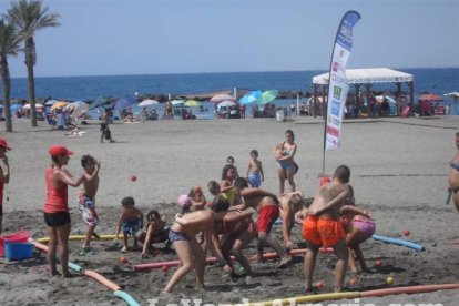La edición de veranos de Hoy por hoy cuelga el bañador y prepara el traje de lunares para cambiar los días de playa por la Feria.
