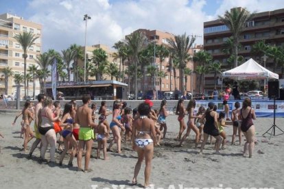 La edición de veranos de Hoy por hoy cuelga el bañador y prepara el traje de lunares para cambiar los días de playa por la Feria.