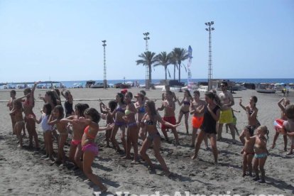 La edición de veranos de Hoy por hoy cuelga el bañador y prepara el traje de lunares para cambiar los días de playa por la Feria.