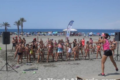 La edición de veranos de Hoy por hoy cuelga el bañador y prepara el traje de lunares para cambiar los días de playa por la Feria.