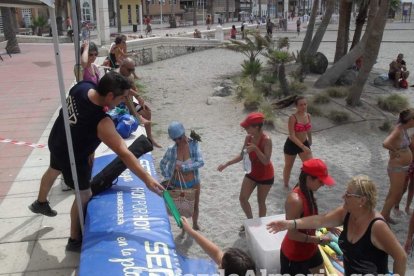 La edición de veranos de Hoy por hoy cuelga el bañador y prepara el traje de lunares para cambiar los días de playa por la Feria.