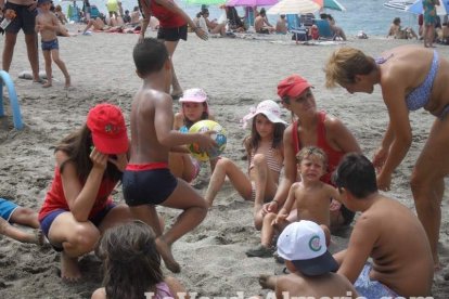 La edición de veranos de Hoy por hoy cuelga el bañador y prepara el traje de lunares para cambiar los días de playa por la Feria.