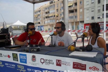 La edición de veranos de Hoy por hoy cuelga el bañador y prepara el traje de lunares para cambiar los días de playa por la Feria.