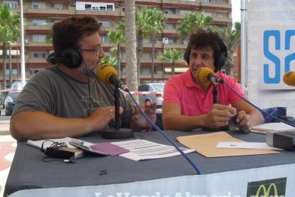 La edición de veranos de Hoy por hoy cuelga el bañador y prepara el traje de lunares para cambiar los días de playa por la Feria.