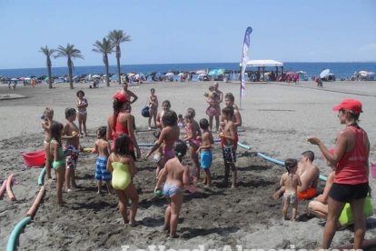 La edición de veranos de Hoy por hoy cuelga el bañador y prepara el traje de lunares para cambiar los días de playa por la Feria.