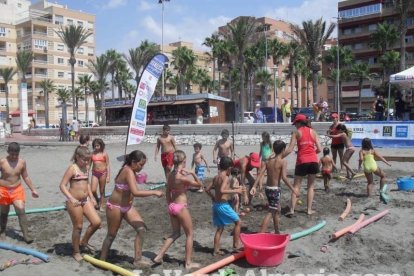 La edición de veranos de Hoy por hoy cuelga el bañador y prepara el traje de lunares para cambiar los días de playa por la Feria.