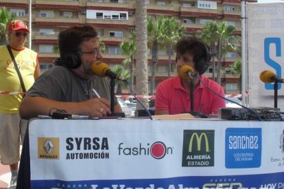 La edición de veranos de Hoy por hoy cuelga el bañador y prepara el traje de lunares para cambiar los días de playa por la Feria.