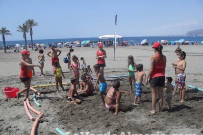 La edición de veranos de Hoy por hoy cuelga el bañador y prepara el traje de lunares para cambiar los días de playa por la Feria.