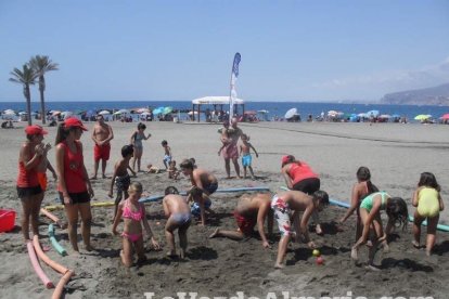La edición de veranos de Hoy por hoy cuelga el bañador y prepara el traje de lunares para cambiar los días de playa por la Feria.