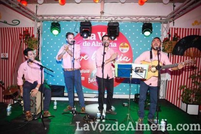 ¡Más y más gente se une a la fiesta en la Caseta!