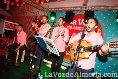 ¡Más y más gente se une a la fiesta en la Caseta!