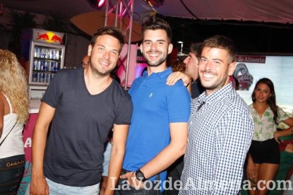 ¡Más y más gente se une a la fiesta en la Caseta!