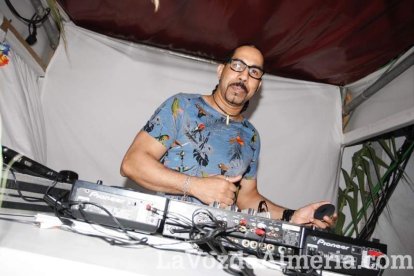 ¡Más y más gente se une a la fiesta en la Caseta!