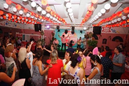 ¡Más y más gente se une a la fiesta en la Caseta!