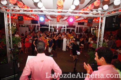 ¡Más y más gente se une a la fiesta en la Caseta!