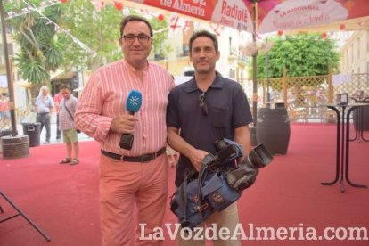 La Feria del Mediodía comienza plagada de gente y color en la caseta.