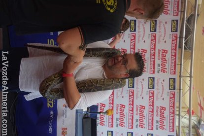 La Feria del Mediodía comienza plagada de gente y color en la caseta.