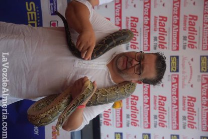 La Feria del Mediodía comienza plagada de gente y color en la caseta.