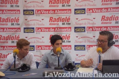 La Feria del Mediodía comienza plagada de gente y color en la caseta.