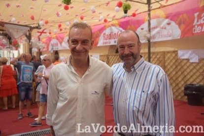 La Feria del Mediodía comienza plagada de gente y color en la caseta.