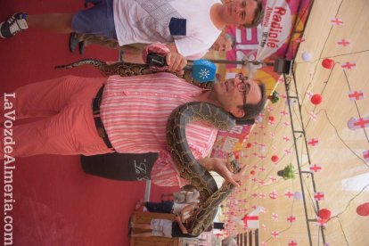 La Feria del Mediodía comienza plagada de gente y color en la caseta.