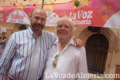 La Feria del Mediodía comienza plagada de gente y color en la caseta.