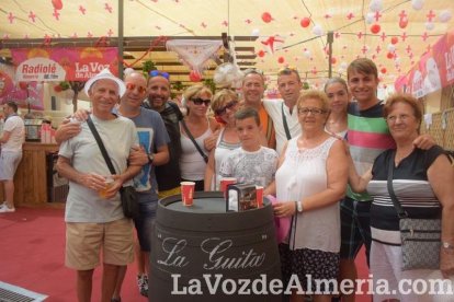 La Feria del Mediodía comienza plagada de gente y color en la caseta.