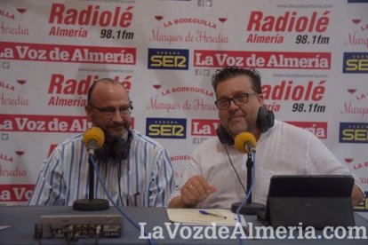 La Feria del Mediodía comienza plagada de gente y color en la caseta.