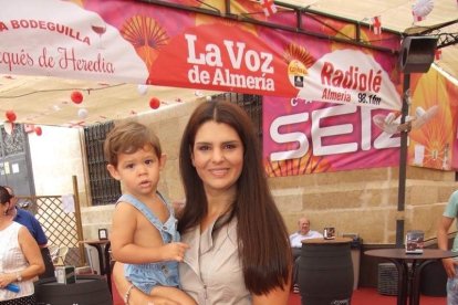 La Feria del Mediodía comienza plagada de gente y color en la caseta.