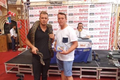 La Feria del Mediodía comienza plagada de gente y color en la caseta.