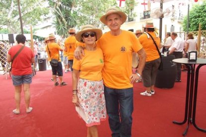 La Feria del Mediodía comienza plagada de gente y color en la caseta.