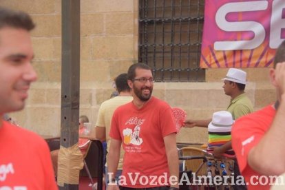 ¡Con la Caseta hasta arriba de gente la Feria del Mediodía sigue!