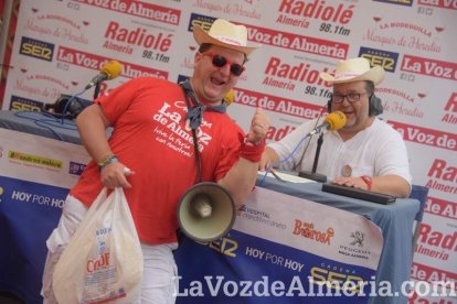 ¡Con la Caseta hasta arriba de gente la Feria del Mediodía sigue!