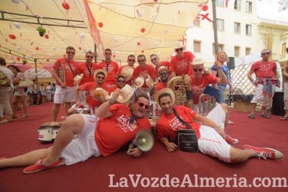 ¡Con la Caseta hasta arriba de gente la Feria del Mediodía sigue!