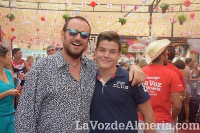 ¡Con la Caseta hasta arriba de gente la Feria del Mediodía sigue!