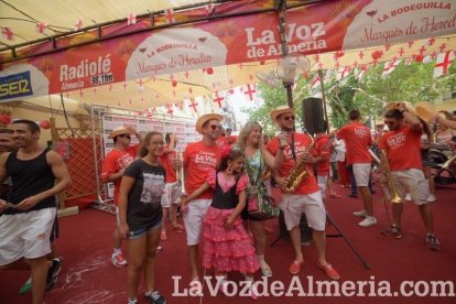 ¡Con la Caseta hasta arriba de gente la Feria del Mediodía sigue!
