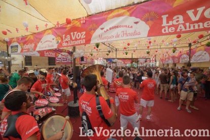 ¡Con la Caseta hasta arriba de gente la Feria del Mediodía sigue!