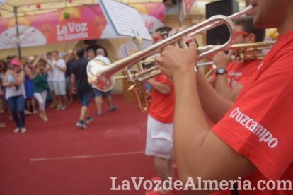 ¡Con la Caseta hasta arriba de gente la Feria del Mediodía sigue!