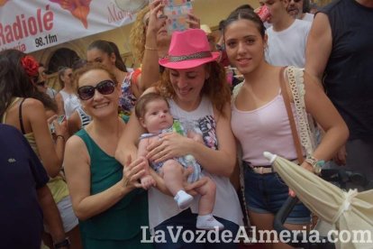 ¡Con la Caseta hasta arriba de gente la Feria del Mediodía sigue!